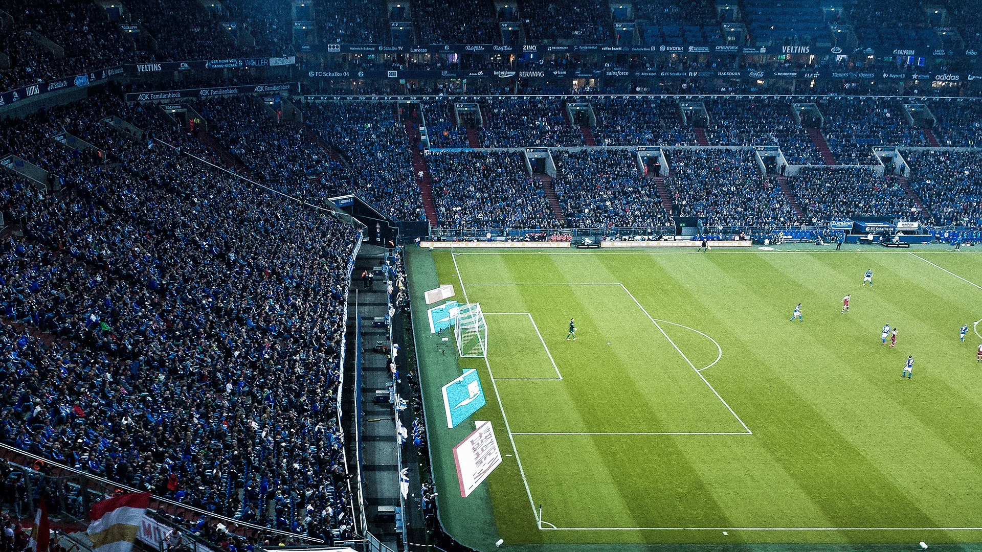 皇家社会小范围配合打破密集防守，皇家社会对阵