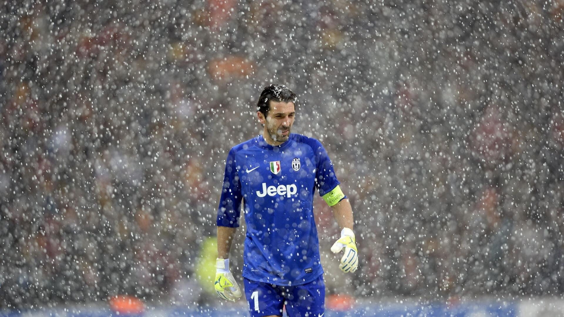 C罗赛后送球鞋给场边小球迷,c罗送队友手表